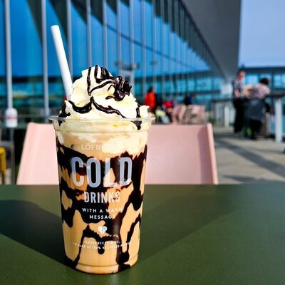 Kuuman kesäpäivän viilentäjä! <b>Kuuman kesäpäivän viilentäjä!</b><br>Bistrosta laadukkaat ja vastuulliset cold brew -jääkahvi juomat!  Juo paikanpäällä tai nappaa mukaan.