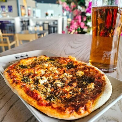 Risteilylle ei tarvitse lähteä nälkäisenä! <b>Risteilylle ei tarvitse lähteä nälkäisenä!</b><br>Bistrosta nyt herkulliset ja Suomessa käsintehdyt pizzanpaistajien pizzat!