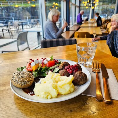 Tervetuloa nauttimaan monipuolisesta ja maistuvasta lounaasta etelärannan parhaissa maisemissa. <b> Tervetuloa nauttimaan monipuolisesta ja maistuvasta lounaasta etelärannan parhaissa maisemissa.</b><br>Kattava buffetti pitää sisällään salaattipöydän, leipävalikoiman ja lämpimän ruuan, vegevaihtoehtoa unohtamatta ???? Aterian lopuksi voit nautiskella kupillisen Löfbergsin vahvaa ja vastuullista kahvia tai teetä!