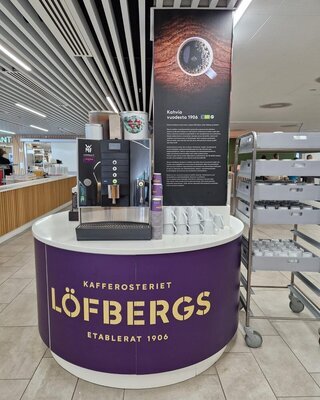Meillä kahvikumppaniksi on valittu Löfbergs  <b>Meillä kahvikumppaniksi on valittu Löfbergs </b><br>Onnistuneeseen ravintolakokemukseen kuuluu meille suomalaisille tärkeänä osana hyvä, laadukas ja vastuullisesti tuotettu kahvi.