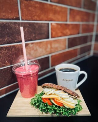 Radio Cafessa aamiaista myynnissä edulliseen 11€ hintaan - saatavilla koko päivän. <b>Radio Cafessa aamiaista myynnissä edulliseen 11€ hintaan - saatavilla koko päivän.</b><br>Aamiaiscombo sisältää: smoothien/tuorepuuron, täytetyn sämpylän, kahvin/teen